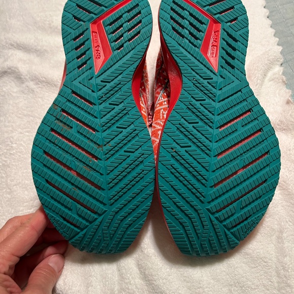 Brooks Women’s Levitate 5 Run Merry Christmas running Shoes - Picture 6 of 8